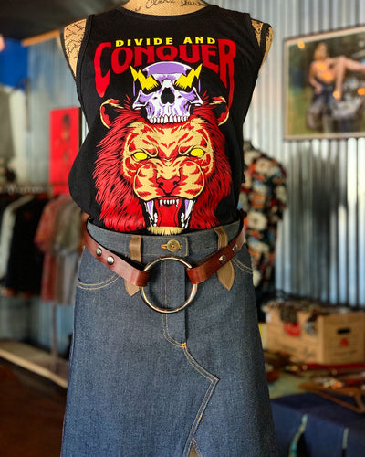 Divide & Conquer tee lion with skull